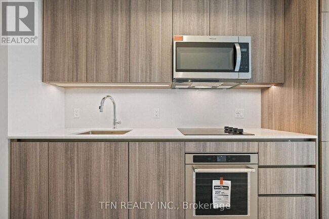 Building Photo - 15 Richardson St