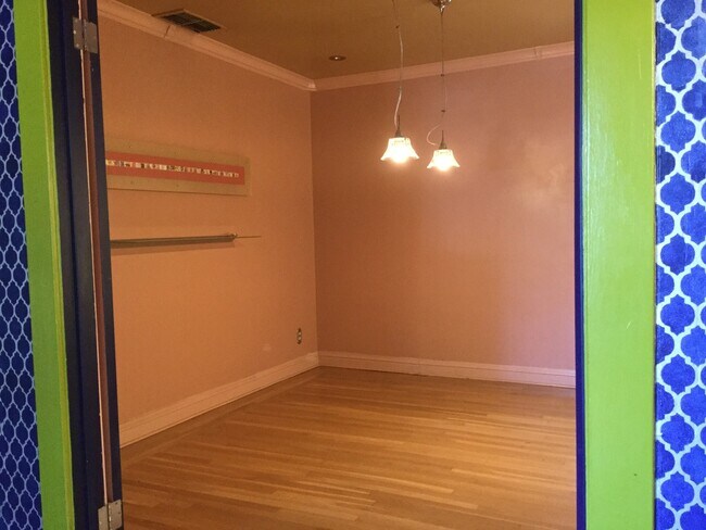 Building Photo - Charming 2 bedroom 1 Bath Close to Midtown!
