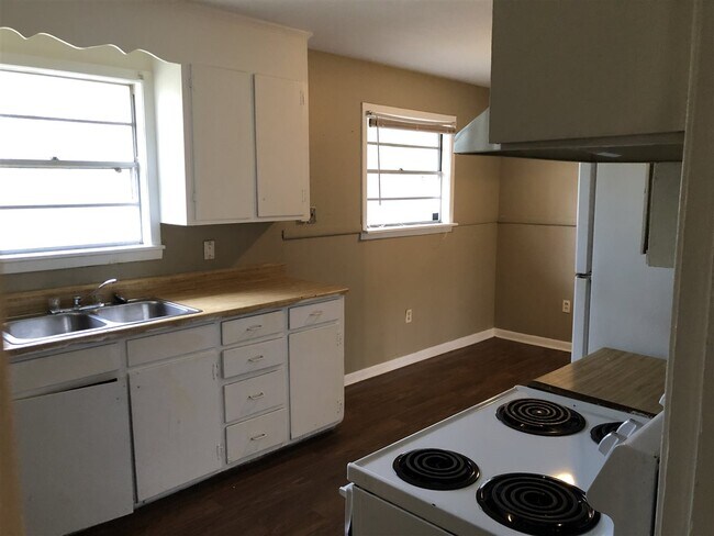 Building Photo - 2640 Hillside Dr