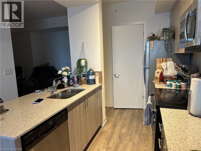 Building Photo - 550 N Service Rd