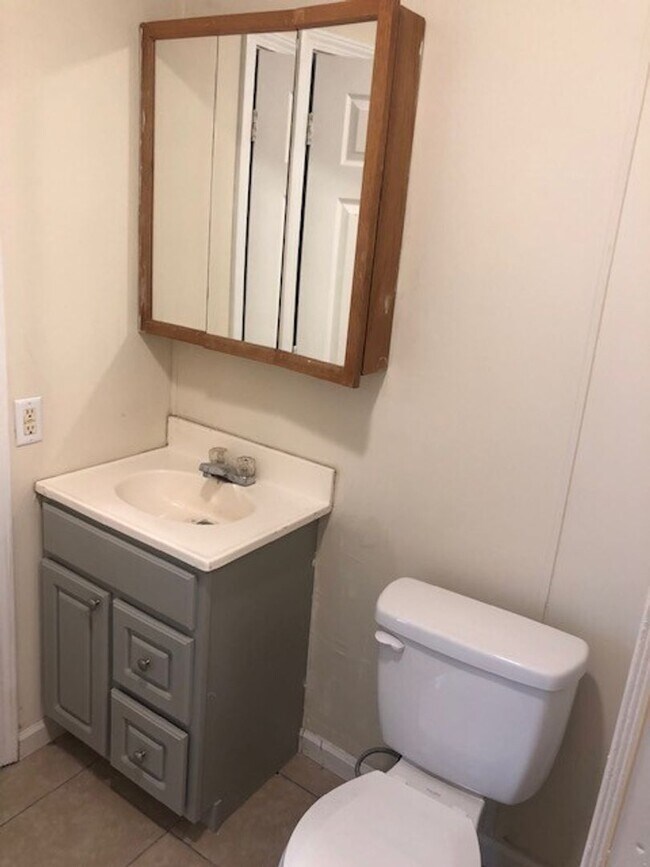 Building Photo - Recently Renovated 2 Bedroom 1 Bath Apartments for Rent!