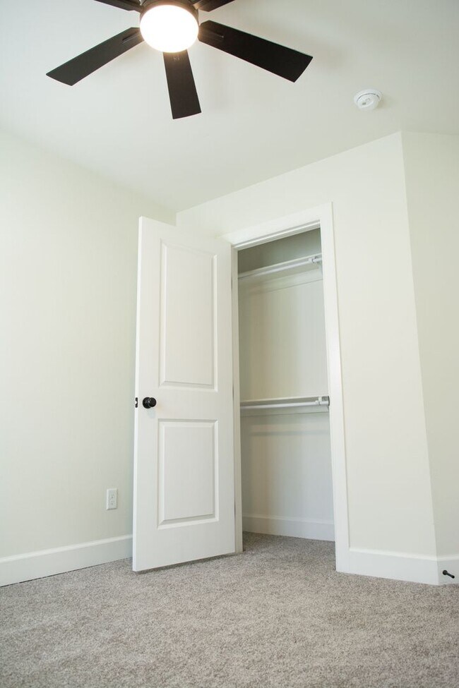 Building Photo - New Townhouse in the heart of West Fork !