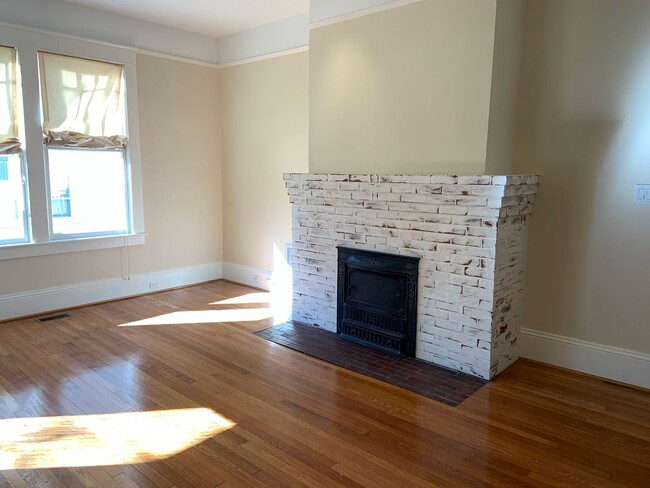 Foto del edificio - First Floor Unit For Rent Near UNCG!