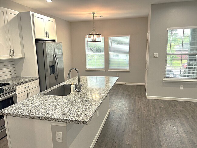 Foto del edificio - 5779 Belarbor St