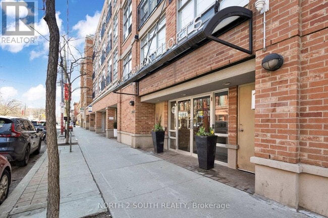 Building Photo - 955 Queen St W