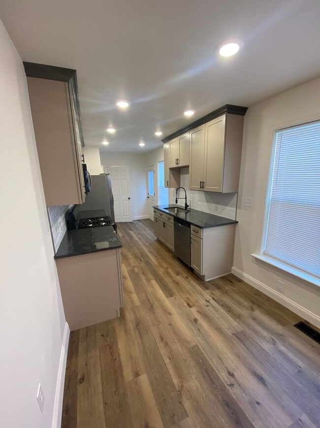 Building Photo - Gorgeous 3 BR 2.5 BA Townhouse in Thriving...