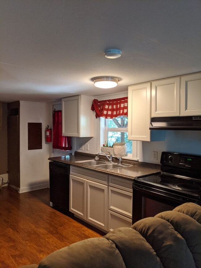 Building Photo - Cozy pet friendly location on a large lot