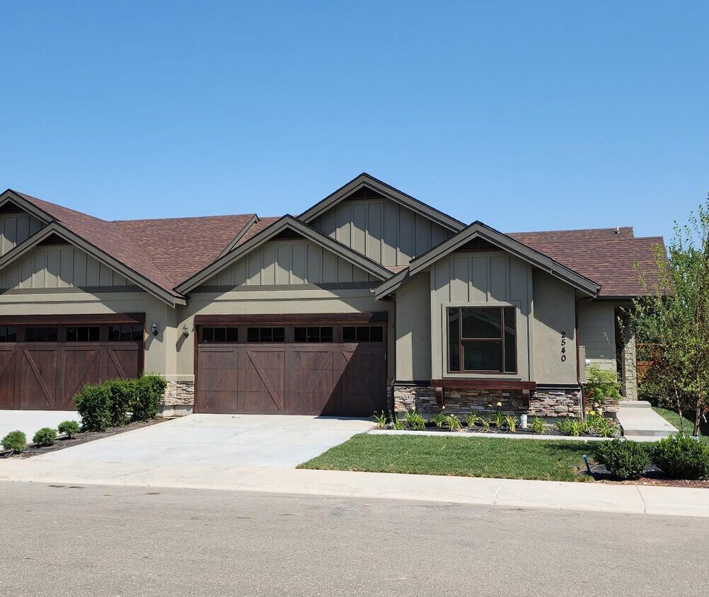 Foto principal - 2528 E Hidden Crk St