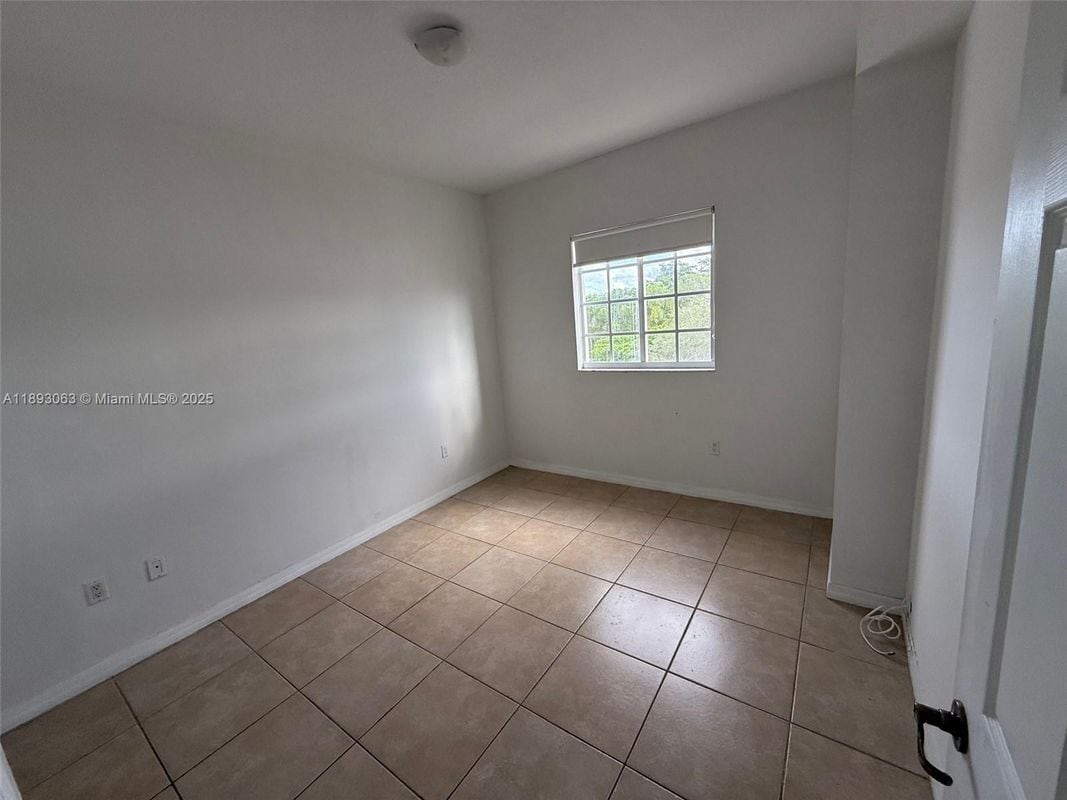 Foto principal - 5271 SW 8th St