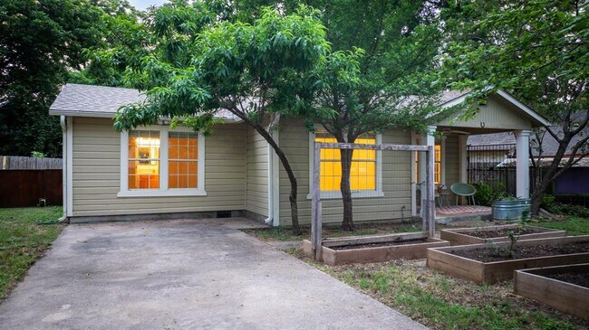 Foto del edificio - 903 Chote Ave