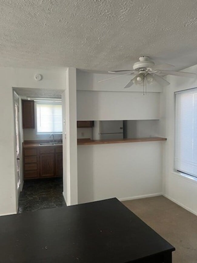 Building Photo - One Bedroom Condo For Rent