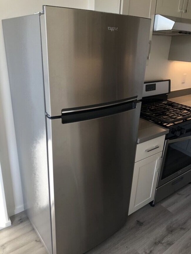 Foto del edificio - PRICE REDUCED! Newly renovated rent contro...