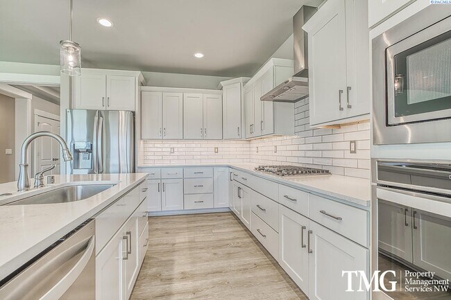 Building Photo - FOR RENT - 5 Bed Richland Home with 3-Car ...
