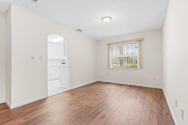 Foto del edificio - 17137 SW 13th St