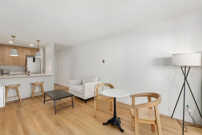 Foto del edificio - Modern Studio in BayHo - Can come fully furnished or unfurnished!