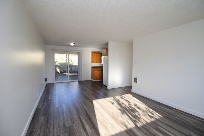 Foto del edificio - 6237-6239 SE Fern Ave