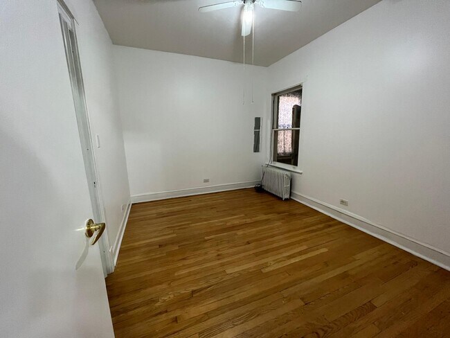 Foto del edificio - 6017 W Irving Park Rd