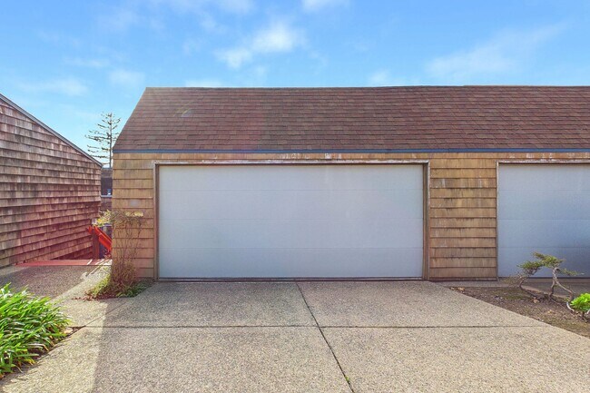 Building Photo - Rarely available Redwood Heights townhome with sweeping views of Oakland and San Francisco.