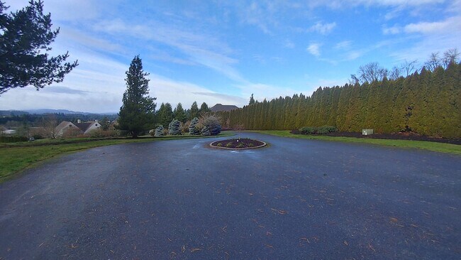 Foto del edificio - Spacious 4 Bedroom 3 1/2 Bath Home on a Pr...