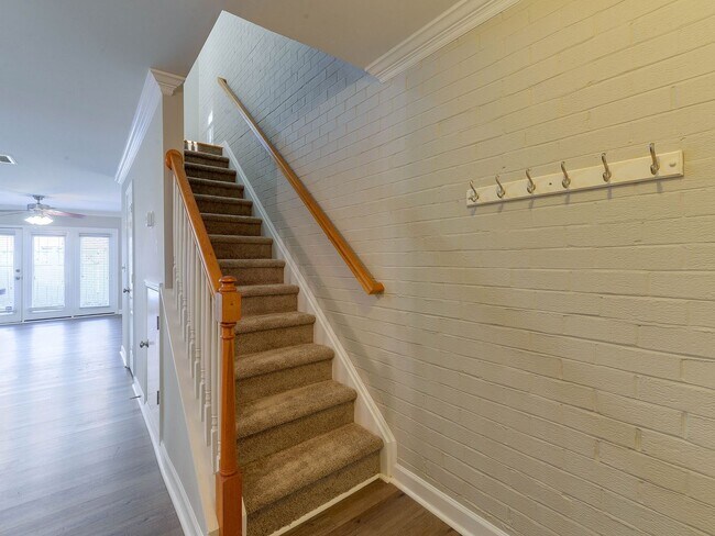 Foto del edificio - Just painted and brand new floors in this updated 2 story home close to everything!