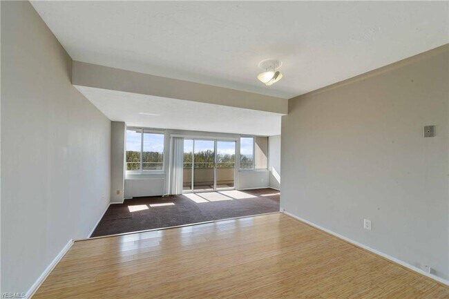 Foto del edificio - 12900 Lake Ave