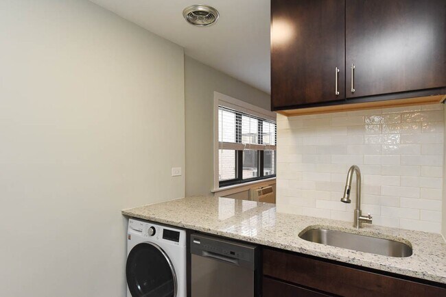Foto del edificio - 450 W Barry Ave