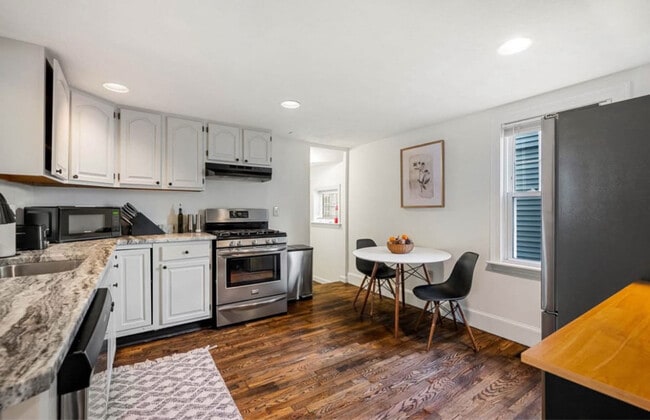 Building Photo - 48 School St