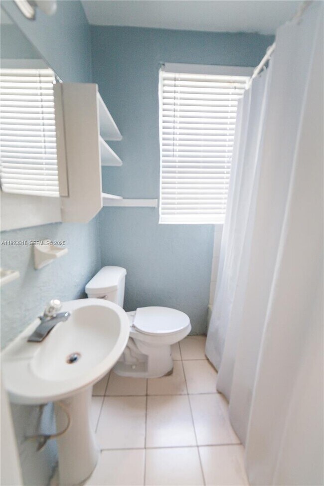 Foto del edificio - 119 Menores Ave