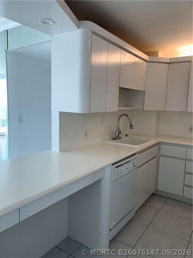 Foto del edificio - 100 Bayview Dr