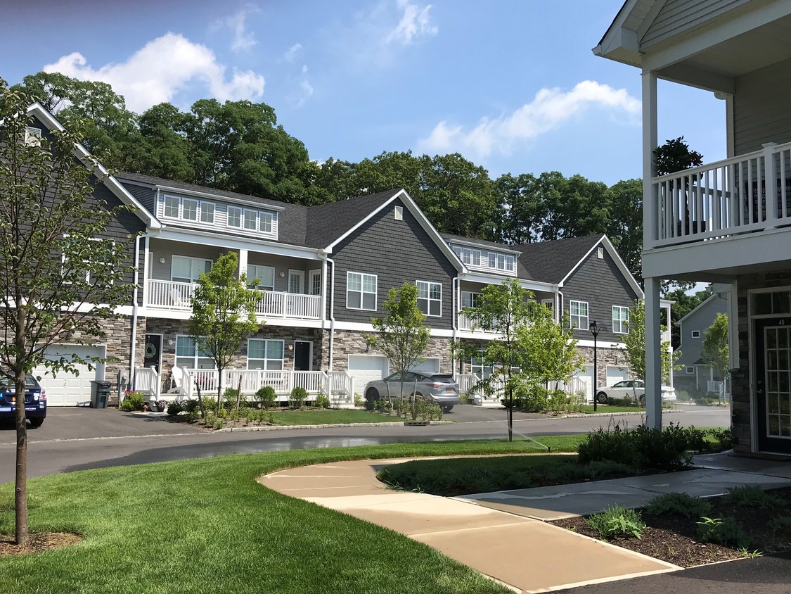 Primary Photo - Fairfield Townhouses at Selden