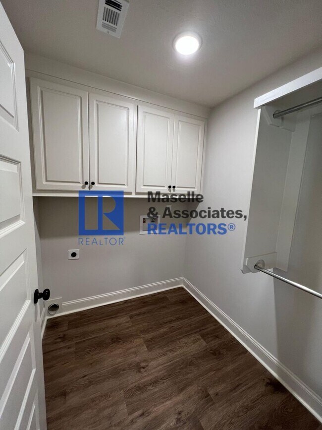 Foto del edificio - 4 Bed/2 Bath Home in Pearl in Silver Ridge