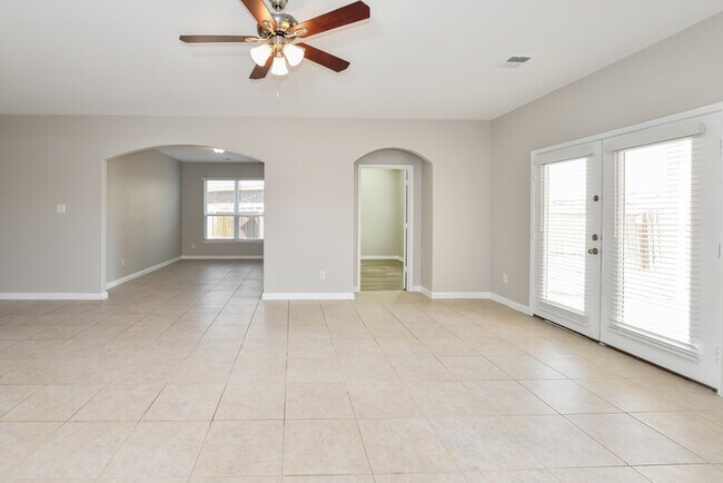 Foto del edificio - Inviting 4 Bedroom Home with 2-Car Garage