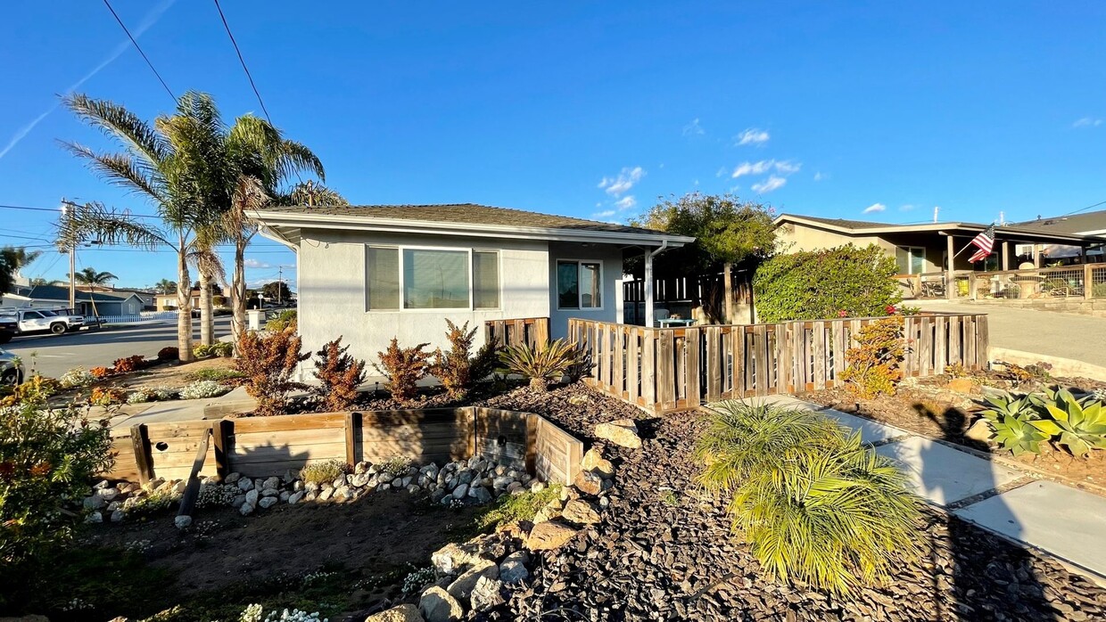 Primary Photo - Adorable, Stand-Alone 2 Bedroom Beach House