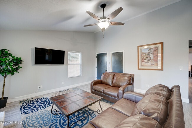 Foto del edificio - 2230 E Flossmoor Ave