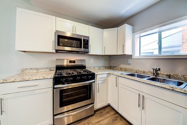 Foto del edificio - SCORE 50% OFF 1ST MONTH'S RENT IF SIGNED BY JUNE 19! Stunning 3 bedroom home in Brookline availab...