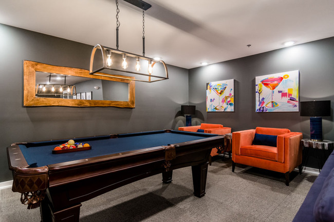 Mesa de pool y sala de juegos - Run Hill Luxury Apartments