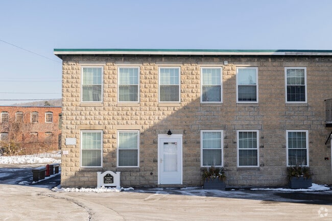 Building Photo - Arrowpoint at South Grove - Bradford MA
