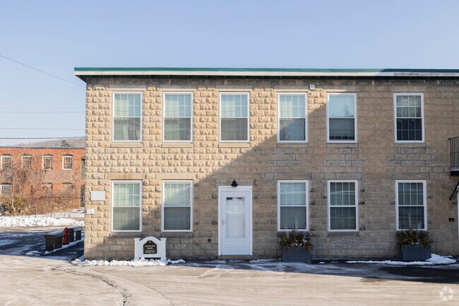 Building Photo - Arrowpoint at South Grove