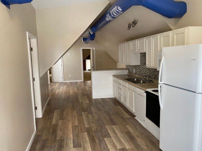 Building Photo - 235-2 Lexington Ave – The Treehouse Apartm...
