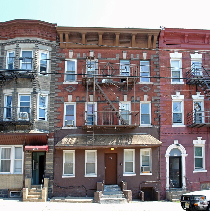 Building Photo - 255 Walker St