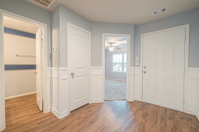 Building Photo - 14015 Lake Cres Dr