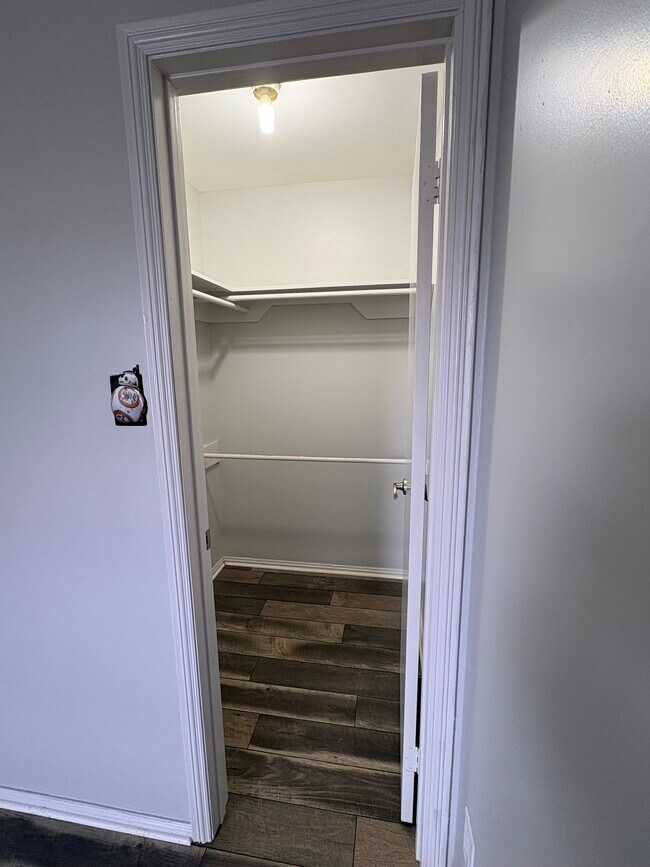 Armario del dormitorio 1 - 2921 W Iris Ave