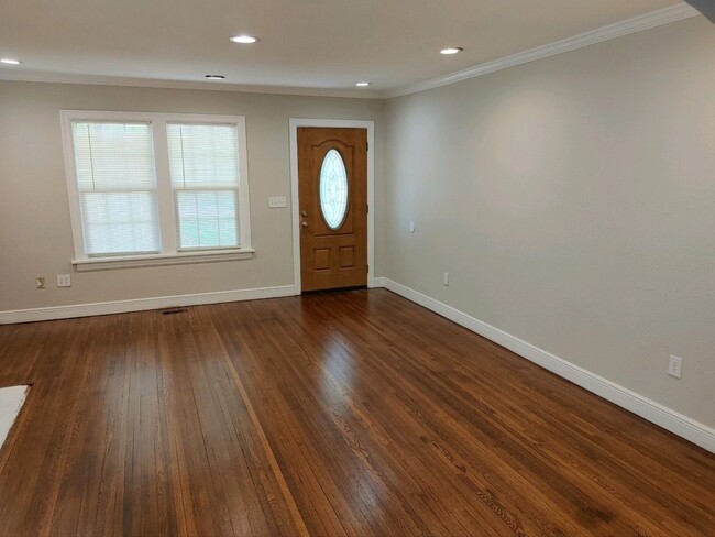 Building Photo - Recent remodel w/ upstairs bedroom additio...