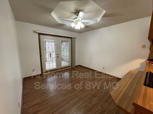 Building Photo - 941 W Crestview St