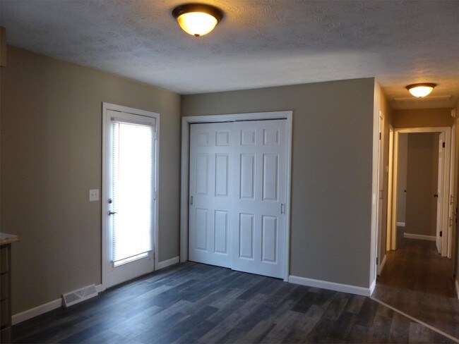 Building Photo - 412 Lester St