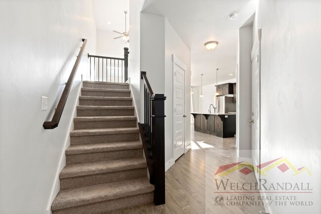 Building Photo - Beautiful Orem Town Home