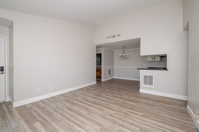 Building Photo - 851 Woodside Way