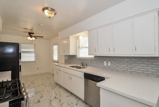 Foto del edificio - 5330 Windswept Ln