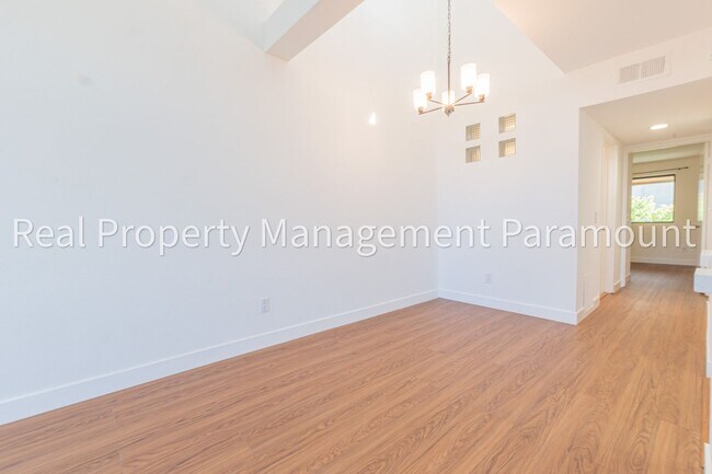 Building Photo - Spectacular 2 Bedroom, 2 Bath Condo with L...