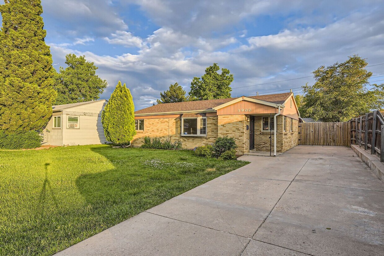 Primary Photo - Spacious Home w/Large Backyard Only Blocks...